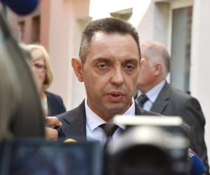 Goran Bogdan01.10.2017., Sibenik - U sabornoj crkvi Uspenja Presvete Bogorodice Njegova Svetost patrijarh srpski g. Irinej sluzio je svetu liturgiju s cinom arhijerejske hirotonije i ustolicenja novoizabranog episkopa dalmatinskog g. Nikodima Kosovica. Ministar obrane Srbije Aleksandar Vulin daje izjavu medijima. Photo: Hrvoje Jelavic/PIXSELL