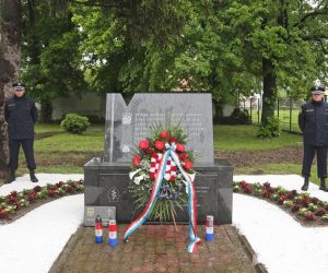 02.05.2020., Borovo Selo - Obiljezavanje 29. obljetnice ubojstva 12 redarstvenika. U spomen na pogibiju dvanaestorice redarstvenika ruze su podno spomen obiljezja polozili i svijece upalili obitelji ubijenih redarstvenika te izaslanstva MUP-a, udruga iz Domovinskog rata. Photo: Davor Javorovic/PIXSELL