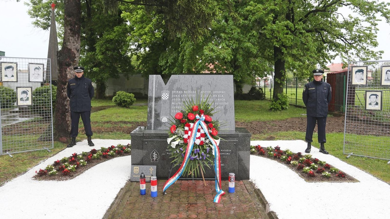 02.05.2020., Borovo Selo - Obiljezavanje 29. obljetnice ubojstva 12 redarstvenika. U spomen na pogibiju dvanaestorice redarstvenika ruze su podno spomen obiljezja polozili i svijece upalili obitelji ubijenih redarstvenika te izaslanstva MUP-a, udruga iz Domovinskog rata. Photo: Davor Javorovic/PIXSELL