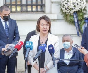 02.05.2021., Zagreb - Zamjenica gradonacelnika koja obnasa duznost gradonacelnika Grada Zagreba Jelena Pavicic Vukicevic, polozila je vijenac i zapalila svijecu ispred Spomen ploce te time odala pocast civilima stradalima prilikom raketiranja Zagreba u svibnju 1995.
Photo: Borna Filic/PIXSELL