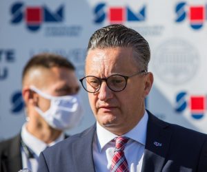 02.11.2020., Mostar, Bosna i Hercegovina - Ministar vanjskih i europskih poslova Republike Hrvatske, Gordan Grlic Radman, na Sveucilistu u Mostaru odrzao predavanje na temu "25 godina Daytona".
Photo: Denis Kapetanovic/PIXSELL