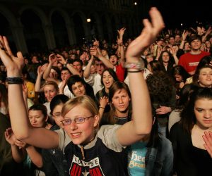 15.05.2006., Split - Na glavnim trgovima Osijeka, Zagreba, Rijeke i Splita odrzani su koncerti u cast 80. rodjendana Hrvatskog radija te 50. rodjendana Hrvatske televizije. Pregrst glazbenika nastupilo je izmedju ostalog i na splitskim Prokurativama.  
Photo: Miranda Cikotic/PIXSELL