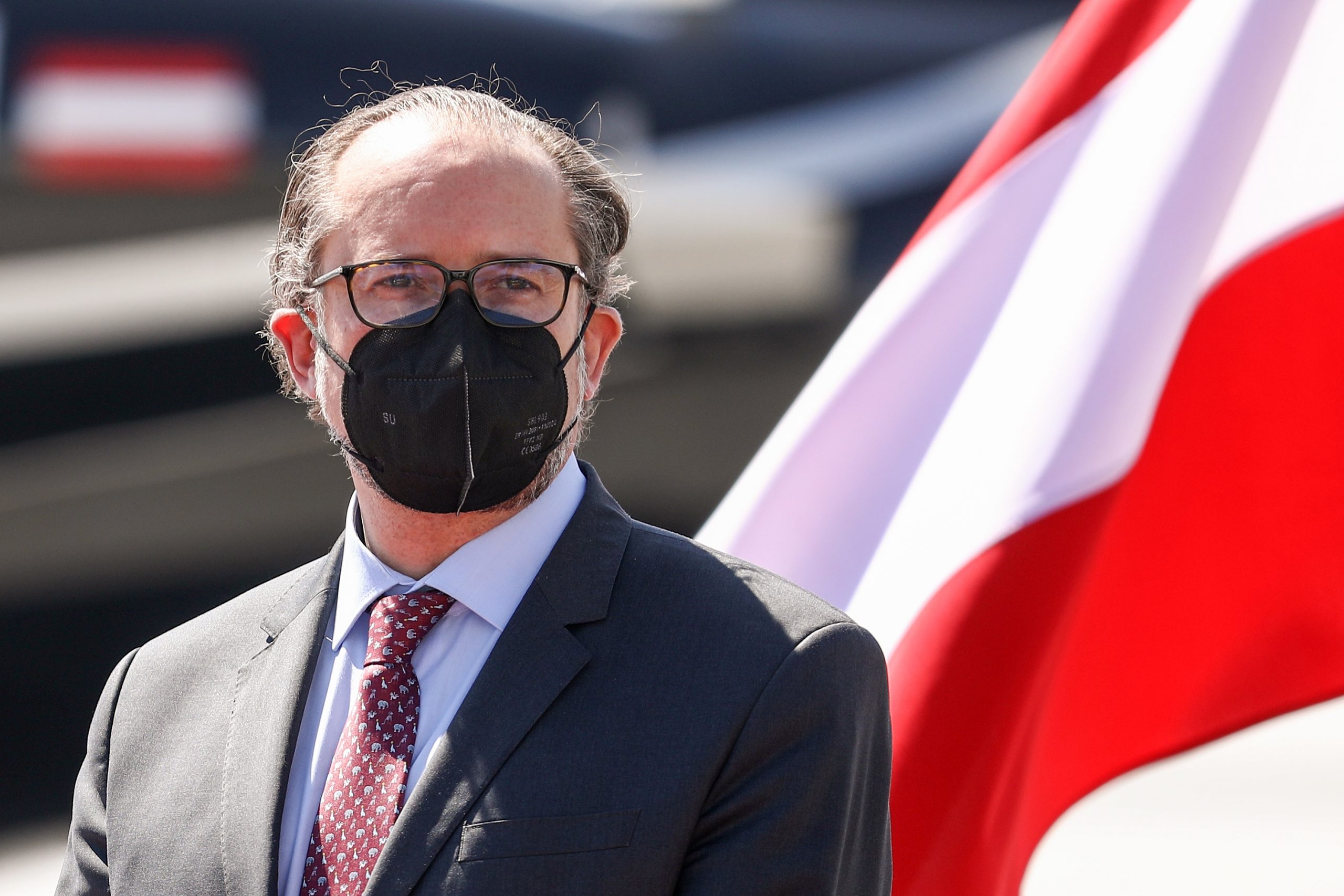 04.05.2021., Sarajevo, Bosna i Hercegovina - Konferencija za medije povodom primopredaje cjepiva iz Europske unije, predsjedavajuceg Vijeca ministara BiH Zorana Tegeltije, europskog povjerenika za susjedstvo i prosirenje Olivera Varhelyia i ministra za europske i medjunarodne poslove Republike Austrije Alexandera Schallenberga.  
Photo: Armin Durgut/PIXSELL