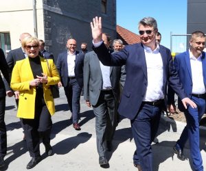 04.05.2021.,  Plaski -  Predsjednik RH Zoran Milanovic posjetio je Plaski gdje je obisao novoizgradeni vatrogasni dom DVD-a Plaski i Dom kulture Plaski. Predsjednika su u centru mjesta pozdravili brojni mjestani koji su se s njime rukovali i fotografirali.
Photo: Kristina Stedul Fabac/PIXSELL
