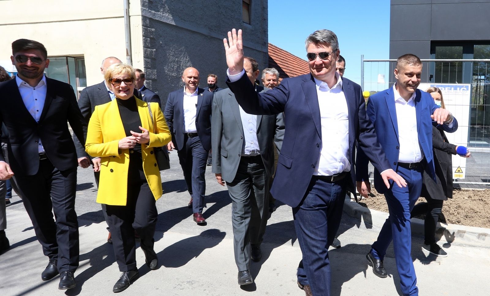 04.05.2021.,  Plaski -  Predsjednik RH Zoran Milanovic posjetio je Plaski gdje je obisao novoizgradeni vatrogasni dom DVD-a Plaski i Dom kulture Plaski. Predsjednika su u centru mjesta pozdravili brojni mjestani koji su se s njime rukovali i fotografirali.
Photo: Kristina Stedul Fabac/PIXSELL