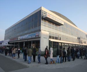 04.12.2013., Zagreb - Obozavatelji Djordje Balasevica cekaju u redu ispred koncertne dvorane Vatroslav Lisinski kako bi kupili karte za treci uzastopni koncert koji ce se odrzati 17. prosinca. Photo: Grgur Zucko/PIXSELL