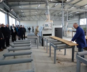 06.02.2019., Daruvar, Sirac - U zupanijskoj Ustanovi za profesionalnu rehabilitaciju i zaposljavanje invalida Suvenir Arbor u Siracu i u tijeku su zavrsni radovi na izgradnji novih proizvodnih pogona Suvenira. Potpisivan je novi ugovor s izvodjacem radova za gradnju jos jedne nove modernizirane proizvodne hale. Tvrtku je obisao zupan Damir Bajs u pratnji suradnika i ravnatelja Suvenir Arbora Alena Bascevana.  

Photo: Damir Spehar/PIXSELL