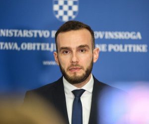 06.04.2021., Zagreb - Ministar rada, mirovinskoga sustava, obitelji i socijalne politike Josip Aladrovic dao je izjavu medijima nakon sastanka s predstavnicama inicijative "Spasi me". Photo: Zeljko Hladika/PIXSELL