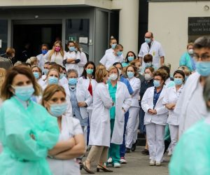 06.05.2021., Zagreb - Prosvjed zaposlenika Klinike za tumore KBC-a Sestre milosrdnice koja je ostala bez ijednog radiologa. Naime, najprije je vecina radiologa dala otkaz, a preostalih troje zavrsilo je na bolovanju. Veliki dio zaposlenika u 5 do 12 izasao je kako bi mirnim prosvjedom dali podrsku kolegama radiolozima, ali i iskazali nezadovoljstvo situacijom koja je nastala nakon njihova odlaska. Photo: Jurica Galoic/PIXSELL