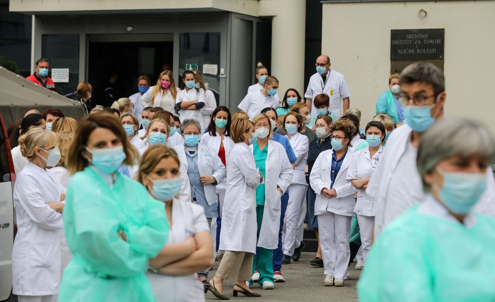06.05.2021., Zagreb - Prosvjed zaposlenika Klinike za tumore KBC-a Sestre milosrdnice koja je ostala bez ijednog radiologa. Naime, najprije je vecina radiologa dala otkaz, a preostalih troje zavrsilo je na bolovanju. Veliki dio zaposlenika u 5 do 12 izasao je kako bi mirnim prosvjedom dali podrsku kolegama radiolozima, ali i iskazali nezadovoljstvo situacijom koja je nastala nakon njihova odlaska. Photo: Jurica Galoic/PIXSELL