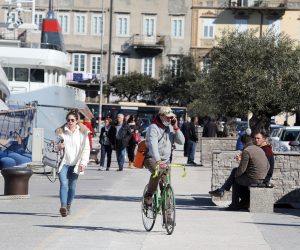 07.03.2021., Rijeka - Mnogobrojni rijecani uzivaju u suncu u setnji Mololongom i na terasama kafica u luci.
Photo: Goran Kovacic/PIXSELL