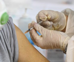 07.05.2021., Sibenik - Dolazak vecih kolicina cjepiva omogucio je drugi dan za redom cijepljenje u sporstkoj dvorani Baldekin u Sibeniku. Cijepljenje je privuklo veci broj gradjana pa se na trenutke stvarala i veca guzva. Photo: Hrvoje Jelavic/PIXSELL
