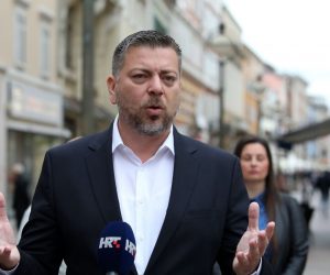 07.05.2021., Rijeka - Kandidat HDZ-a za gradonacelnika Rijeke Josip Ostrogovic na konferenciji sa stranackim kolegama. Photo: Goran Kovacic/PIXSELL