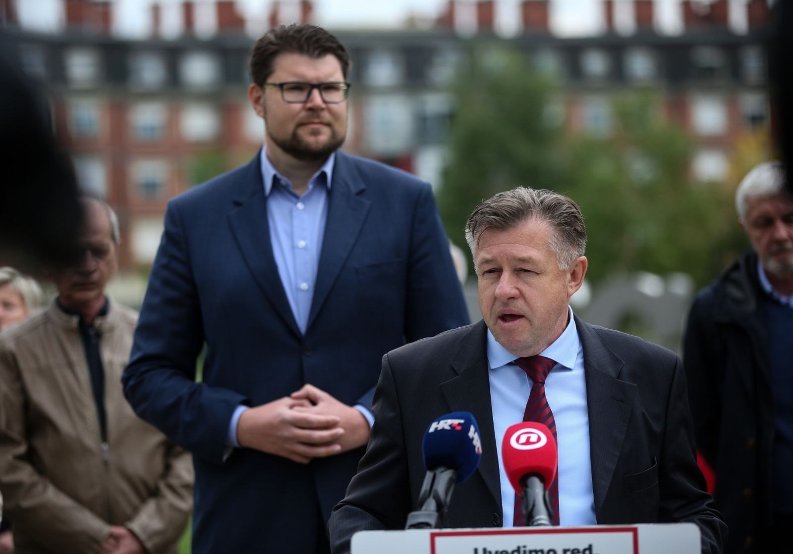 07.05.2021., Velika Gorica - Kandidat za gradonacelnika Velike Gorice Ivo Jelusic dao je izjavu za medije tijekom posjete predsjednika SDP-a Pedje Grbina. Photo: Zeljko Hladika/PIXSELL