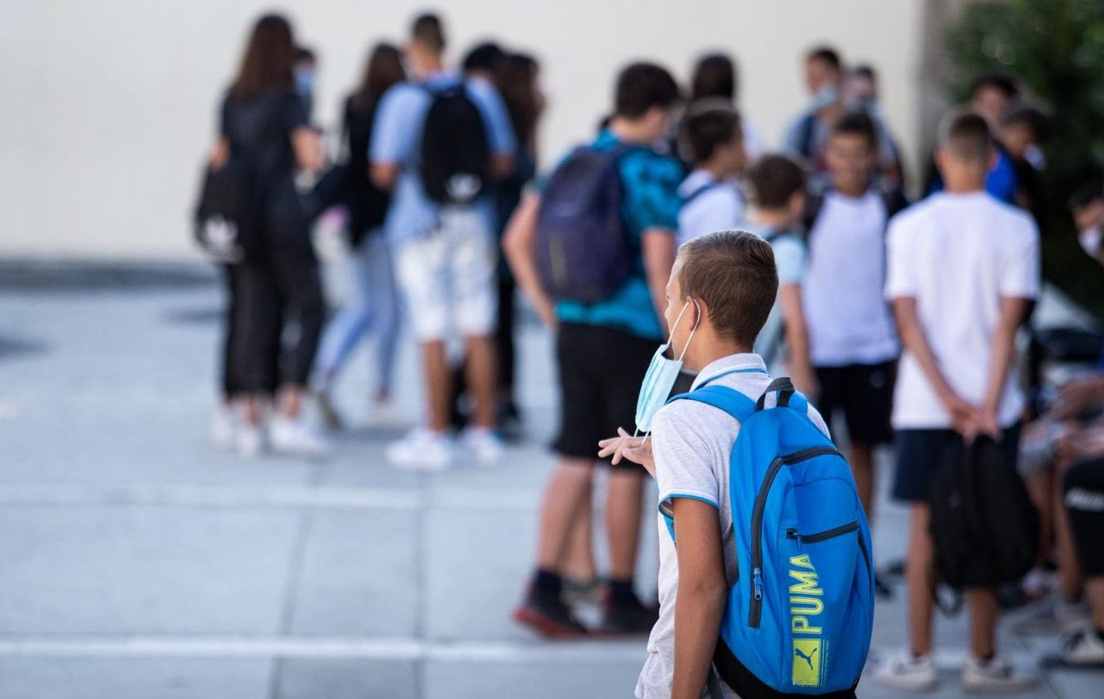 07.09.2020., Split - Prvi je dan nove skolske godine u splitskom skolama.Djeca s maskama stizu u skolu.
Photo: Milan Sabic/PIXSELL
