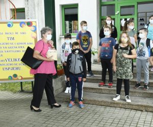 07.09.2020., Budasevo - Prvog dana nove skolske godine gradonacelnica Kristina Ikic Banicek posjetila je  OS Budasevo-Topolovac-Gusce.
Photo: Nikola Cutuk/PIXSELL