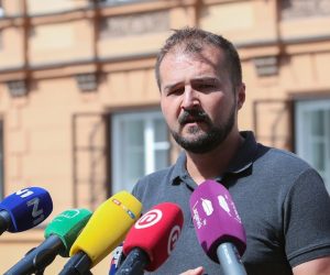 07.09.2020., Zagreb - Ispred ustavnog suda na Trgu svetog Marka odrzana je  konferencija za medije povodom prvog uspjesnog slucaja udomitelja zivotnih partnera, Mladena Kozica i Ive Segote. Daniel Martinovic iz udruge Nova dugina obitelj. 
Photo: Luka Stanzl/PIXSELL