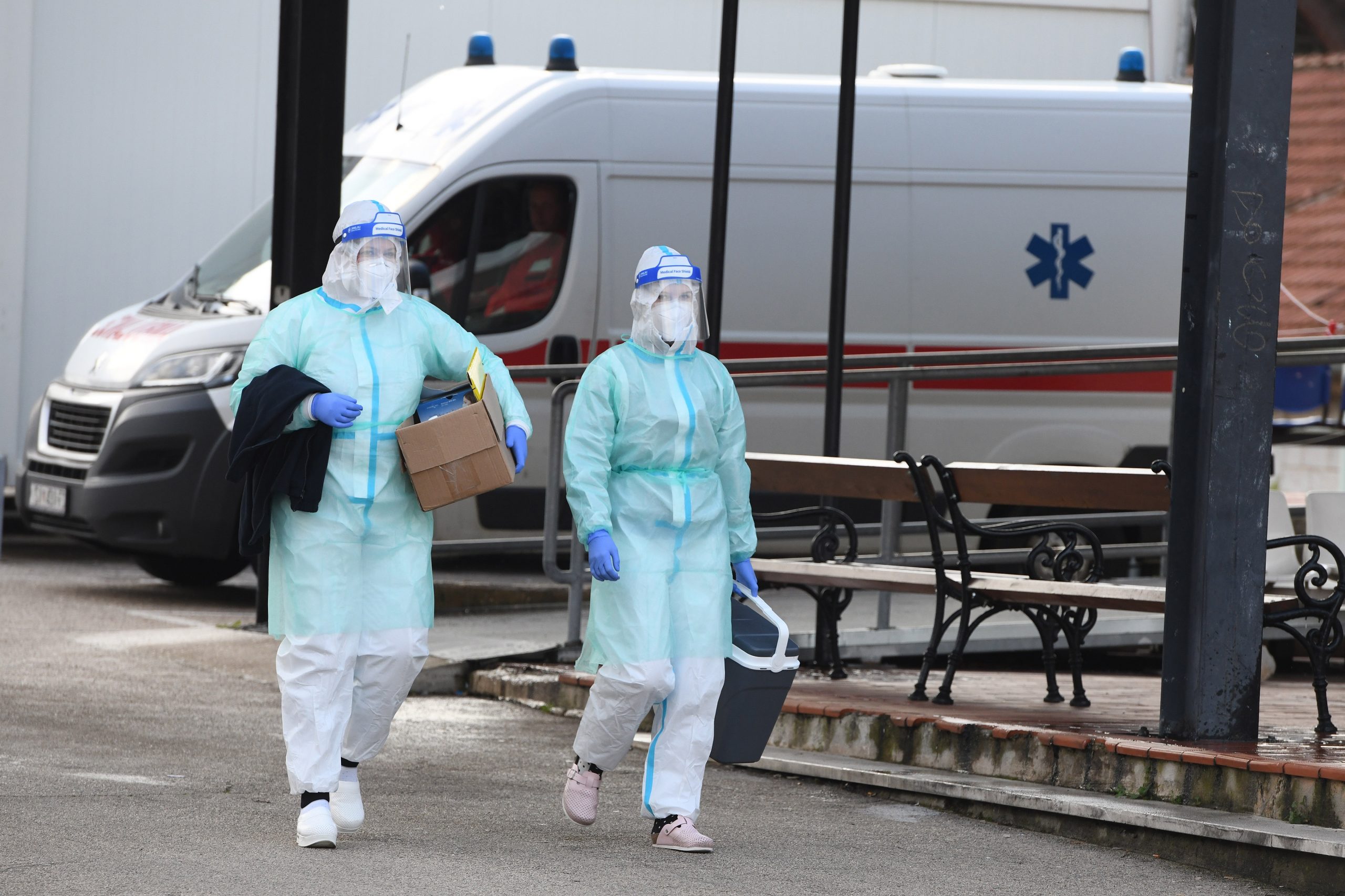 08.02.2021., Sibenik - Testiranje na koronavirus u Sibeniku radi se svakoga dana osim nedelje ispred sibenske opce bolnice.
Photo: Hrvoje Jelavic/PIXSELL