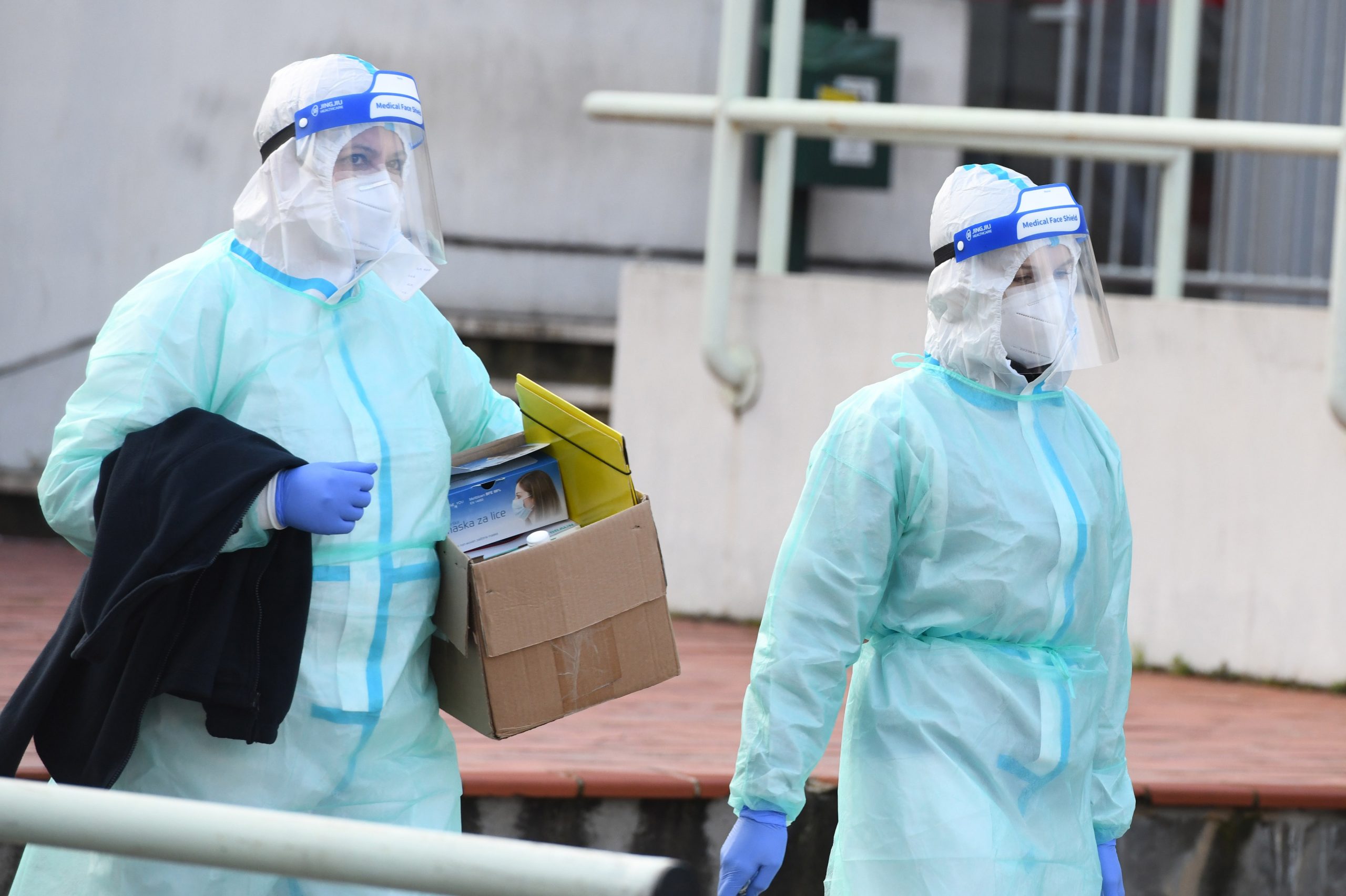 08.02.2021., Sibenik - Testiranje na koronavirus u Sibeniku radi se svakoga dana osim nedelje ispred sibenske opce bolnice.
Photo: Hrvoje Jelavic/PIXSELL