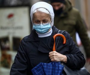 08.02.2021.,Sarajevo, Bosna i Hercegovina -Nakon nekoliko dana sunca i proljetnih temperatura u Sarajevu i vecem dijelu BiH pocela je padati kisa. Prognoze govore da ce tako biti i u narednom periodu zbog cega gradjani ne ispustaju kisobrane iz ruku.
Photo: Armin Durgut/PIXSELL