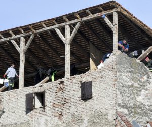 08.04.2021., Sisak - Popravak u potresu urusenog zabatnog zida na kuci u Rimskoj ulici. Photo: Nikola Cutuk/PIXSELL