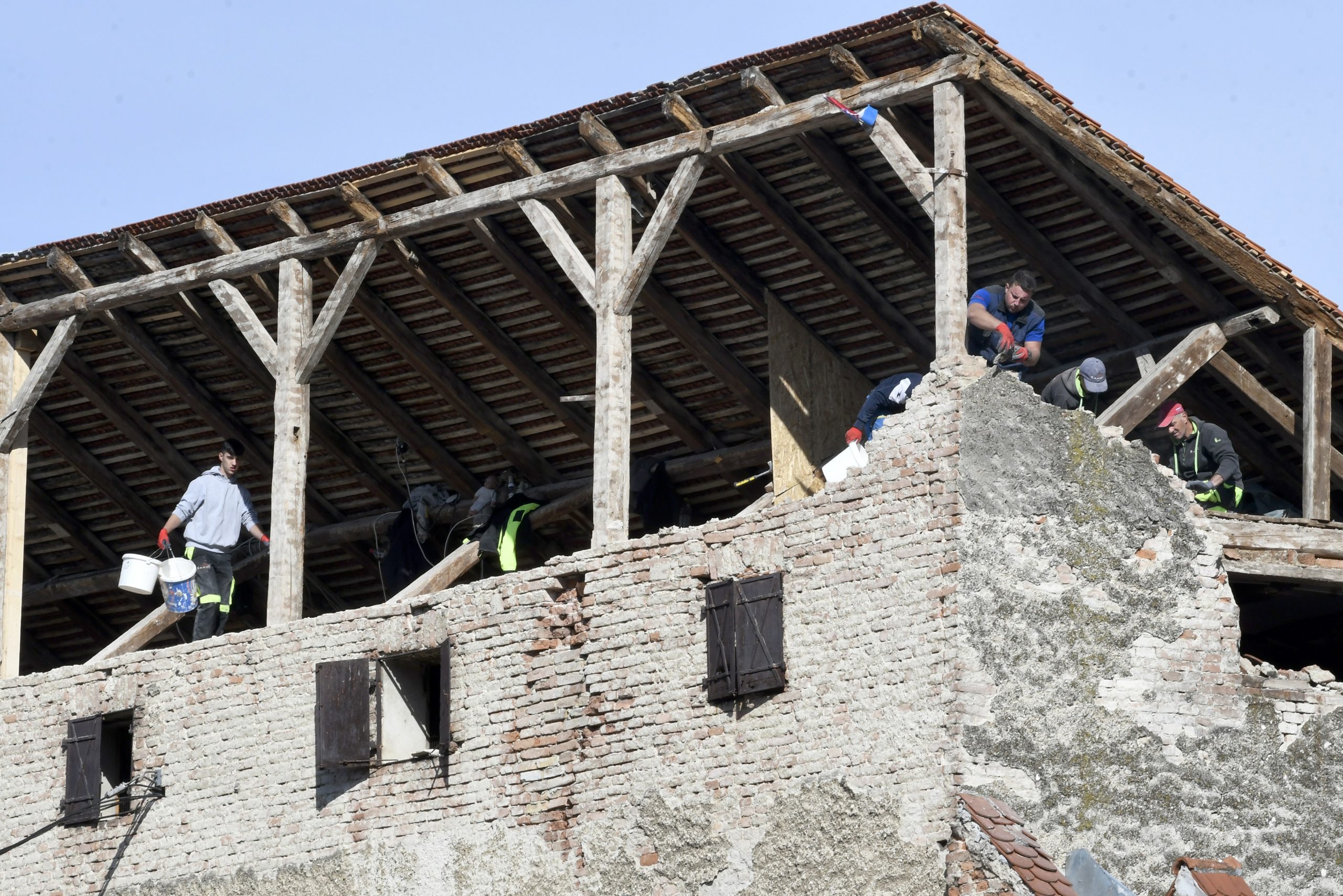 08.04.2021., Sisak - Popravak u potresu urusenog zabatnog zida na kuci u Rimskoj ulici. Photo: Nikola Cutuk/PIXSELL