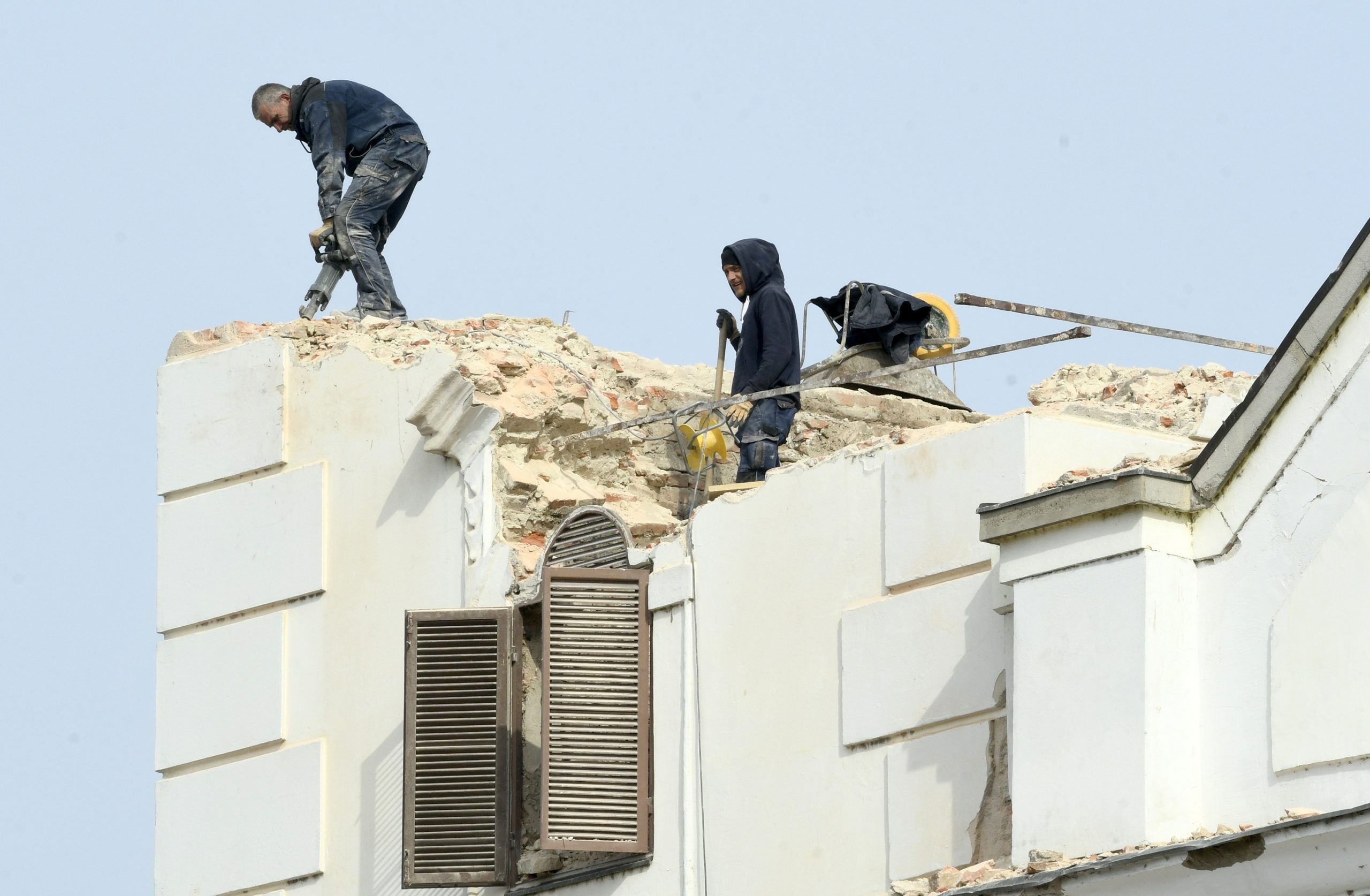 09.03.2021., Sisak - Nesto manje od dva mjeseca radnici gradjevninske tvrtke GME, ciglu po ciglu, rucno uklanjaju ostatke u potresu ostecenog zvonika katedrale Uzvisenja Svetog Kriza. Photo: Nikola Cutuk/PIXSELL