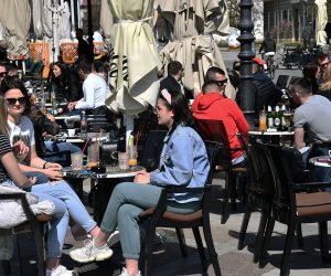 09.04.2021., Slavonski Brod - Terase kafica u sredistu grada popunjene su gotovo do zadnjeg slobodnog mjesta.
Photo: Ivica Galovic/PIXSELL