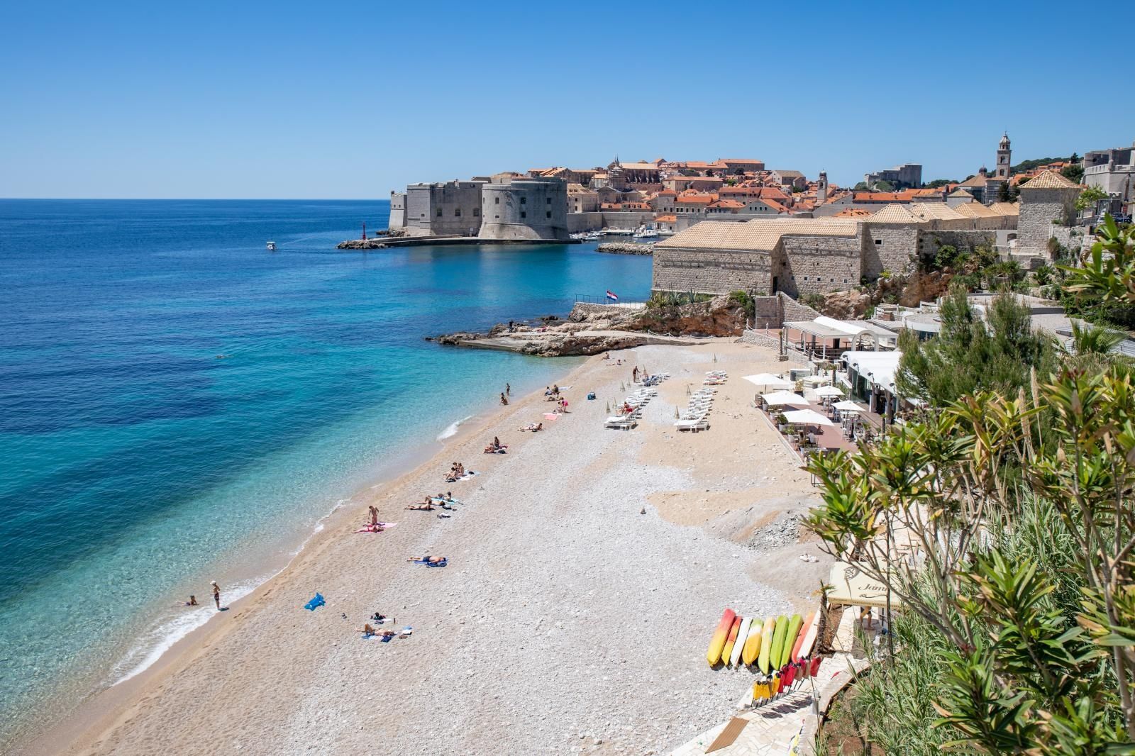 09.05.2021,, Plaza Banje, Dubrovnik - Pravi ljetni dan u Dubrovniku izmamio kupace na najpoznatiju dubrovacku plazu.
Photo: Grgo Jelavic/PIXSELL