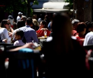 09.05.2021., Zagreb - Gradska svakodnevica. Gradjani iskoristili lijepo vrijeme i prosetali gradom te popunili terase kafica. Photo: Marko Lukunic/PIXSELL