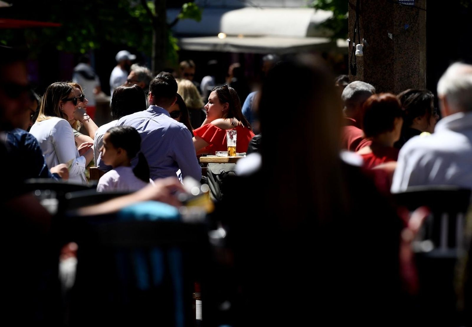 09.05.2021., Zagreb - Gradska svakodnevica. Gradjani iskoristili lijepo vrijeme i prosetali gradom te popunili terase kafica. Photo: Marko Lukunic/PIXSELL