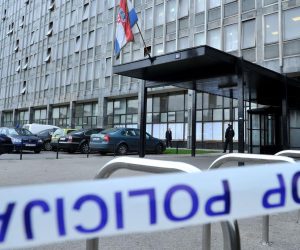10.11.2009., Zagreb - Vukovarska ulica, u zgradi Opcinskog suda dojava o bombi, zaposlenici su morali napustiti zgradu, a ljudi koji dolaze na raspravu su ostali vani cekati. 
Photo: Marko Lukunic/PIXSELL