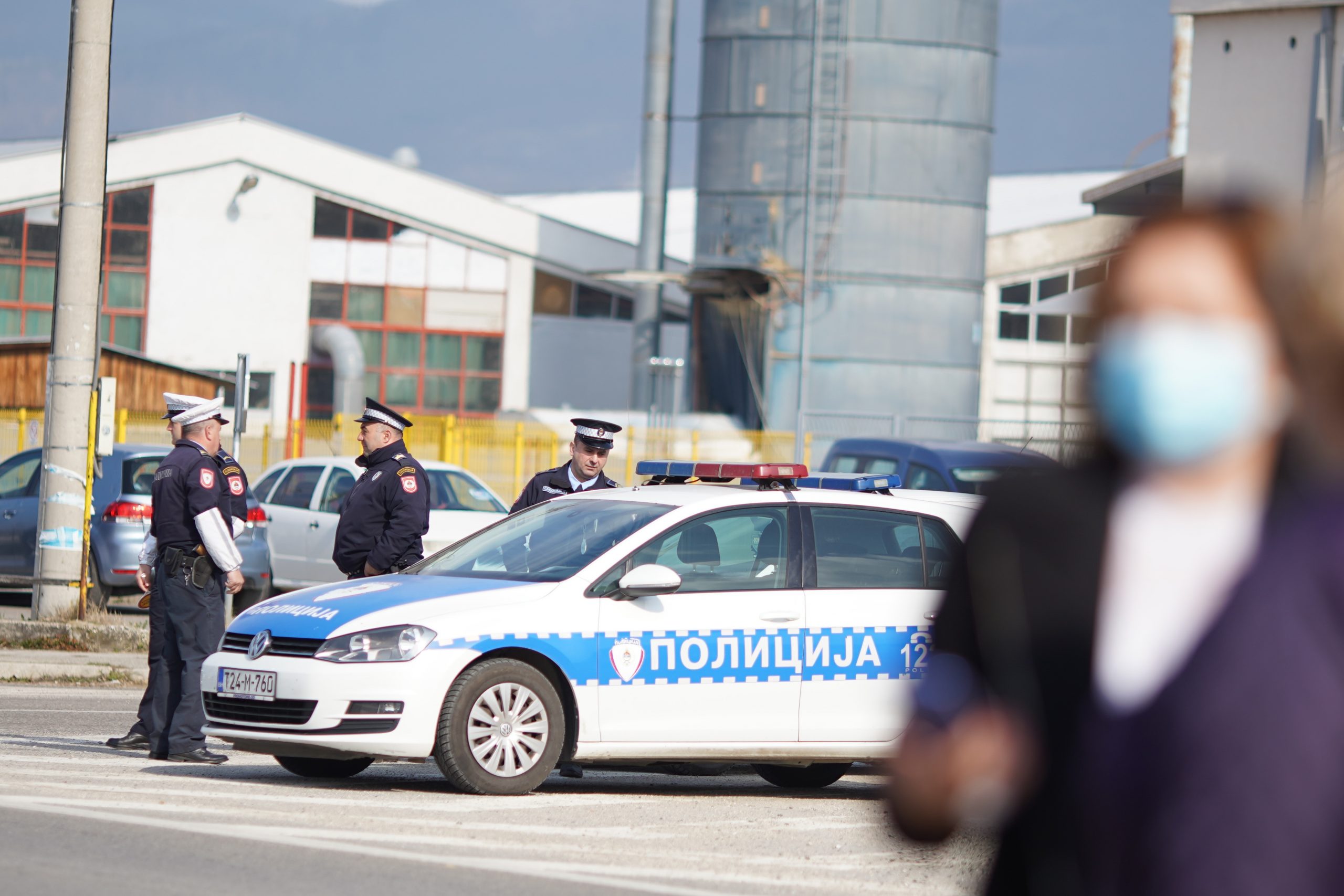 10.03.2021., Kozarac, Prijedor (BiH) – Danas je sluzbeno otpocela rehabilitacija magistralnog puta M4, Prijedor - Banja Luka, a radove su otvorili Davor Kostresevic, obnasatelj duznosti direktora Javnog preduzeca "Putevi Republike Srpske" i Dragan Stanimirovic, pomocnik ministra prometa i veza Republike Srpske na lokalitetu Kozarac (krizanje na M4, ka planini Kozara). Izvodjac radova je konzorcij "Prijedorputevi/Kozaraputevi" a.d. Prijedor. Mjestani Kozarca su nedavno, 8.veljace, mirno prosvjedovali na magistralnom putu Banjaluka-Prijedor, zahtijevaci izmjestanje planirane dionice buduceg autoputa Banjaluka-Prijedor. Kozarac inace je mjesna zajednica u Gradu Prijedor (sjeverozapad Bosne i Hercegovine) s najvecim brojem povratnika Bosnjaka u RS, a mjestani tvrde da bi trenutno zacrtana dionica auto puta presjekla naselje i imanja Bosnjaka povratnika u to naselje po pola.

Photo: Dejan Rakita/PIXSELL