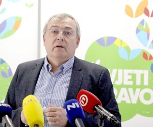 10.05.2021., Zagreb - U sklopu projekta Zivjeti zdravo Hrvatskog zavoda za javno zdravstvo pod vodstvom Sanje Music Milanovic, na Svjetski dan kretanja, prigodno su na konferenciji za medije predstavljene uredjene hodacke staze i parkovi ‘Zivjeti zdravo u svim zupanijama'. Konferenciju za medije pozdravno je otvorio ravnatelj HZJZ-a Krunoslav Capak, a  videoporukom se uljucio i Stjepan Mesic, bivsi predsjednik RH.
Photo: Patrik Macek/PIXSELL