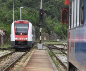 11.05.2020., Perkovic -  Odlukom kriznog stozera od danas je normaliziran i putnicki zeljeznicki promet. Prvi dan nakon prekida na kolodvoru u Perkovicu bez velikih guzvi. Photo: Hrvoje Jelavic/PIXSELL