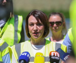 11.05.2021., Zagreb - Na odlagalistu otpada Jakusevac Stranka rada i solidarnosti odrzala je konferenciju za medije na temu zbrinjavanja otpada u Gradu Zagrebu na kojoj je govorila kandidatkinja za gradonacelnicu Grada Zagreba dr. sc. Jelena Pavicic Vukicevic. 
Photo: Tomislav Miletic/PIXSEL