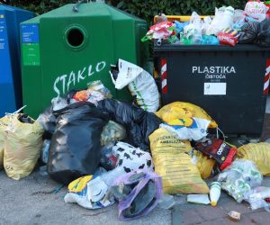 11.06.2020., Zagreb - Na krizanju ulice Sveti duh i Strme ceste stoje pretrpani kontenjeri sa smecem te velika kolicina mjesanog komunalnog otpada, plastike i ostalog smeca razbacno je po ulici. Photo: Sanjin Strukic/PIXSELL