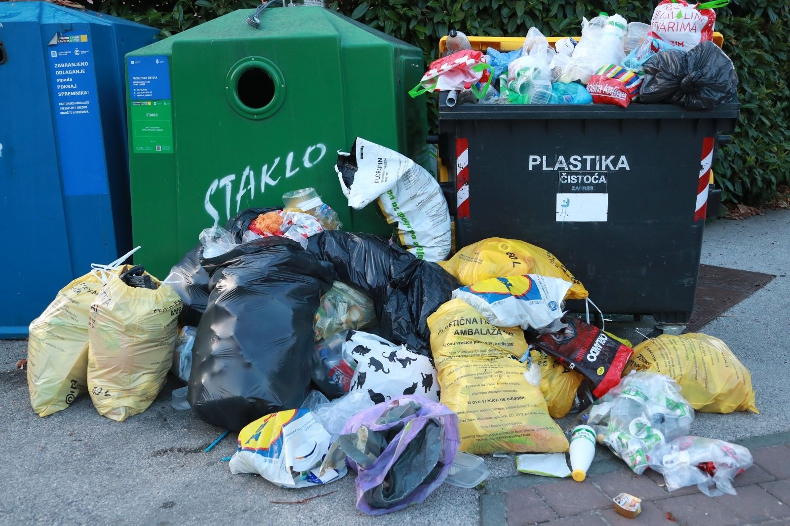 11.06.2020., Zagreb - Na krizanju ulice Sveti duh i Strme ceste stoje pretrpani kontenjeri sa smecem te velika kolicina mjesanog komunalnog otpada, plastike i ostalog smeca razbacno je po ulici. Photo: Sanjin Strukic/PIXSELL