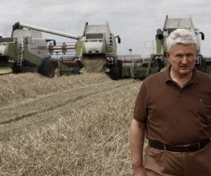 04.07.2001., Knezevo - Tvrtka Belje predstavila pocetak zetve psenice na svojim poljima. Ivica Todoric i Matija Brlosic. 
Photo: Marko Mrkonjic/PIXSELL
