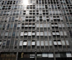29.08.2011., Zagreb - Sa istocnog procelja zgrade Opcinskog gradjanskog suda - Palace pravde u Vukovarskoj ulici pao je dio prozora od armiranog stakla na kucu Silvane Rakic u jankovackoj ulici broj 8. Prozor koji je pao razbio je crijep na krovu kuce Silvane Rakic.
Photo: Davor Puklavec/PIXSELL
