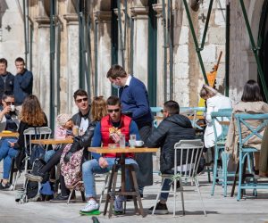 12.04.2021., Dubrovnik - Danas su ponovo otvorene terase kafica sirom Dubrovnika. Nove mjere na snazi su od danas, a trajat ce 15 dana. Gosti se mogu posluzivati na terasama od 7 ujutro do 19 sata, i to samo na otvorenim dijelovima objekata. Photo: Grgo Jelavic/PIXSELL