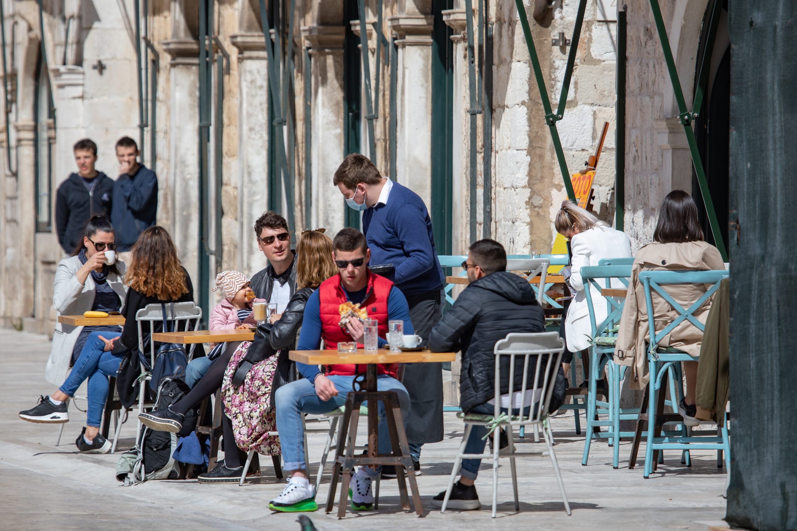 12.04.2021., Dubrovnik - Danas su ponovo otvorene terase kafica sirom Dubrovnika. Nove mjere na snazi su od danas, a trajat ce 15 dana. Gosti se mogu posluzivati na terasama od 7 ujutro do 19 sata, i to samo na otvorenim dijelovima objekata. Photo: Grgo Jelavic/PIXSELL