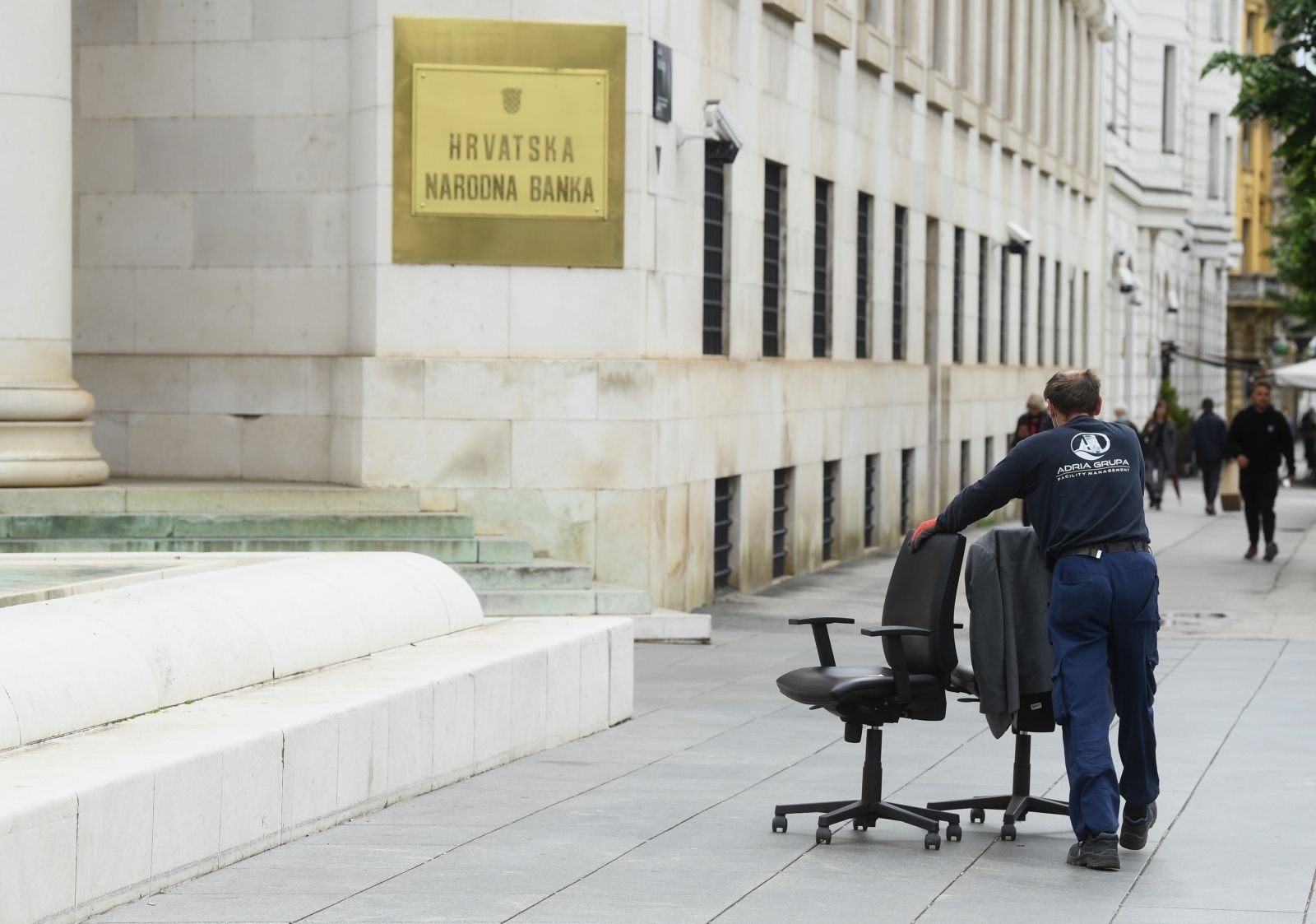 12.05.2021., Zagreb - Preseljenje stolica s neke lokacije u Hrvatsku narodnu banku, s obzirom da je jedna stolica ima sako ocito je netko dobio unapredjenje. 
Photo: Marko Lukunic/PIXSELL