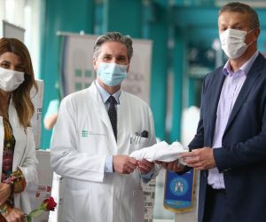 12.05.2021., Zagreb - U povodu obiljezavanja Medunarodnog dana sestrinstva, predstavnici Rotary Kluba Zagreb Centar i Rotary Zagreb Metropolitana urucili kb dubravi 1000 komada pamucnih majica. Ivica Luksic, Marijo Volarevic.
Photo: Matija Habljak/PIXSELL