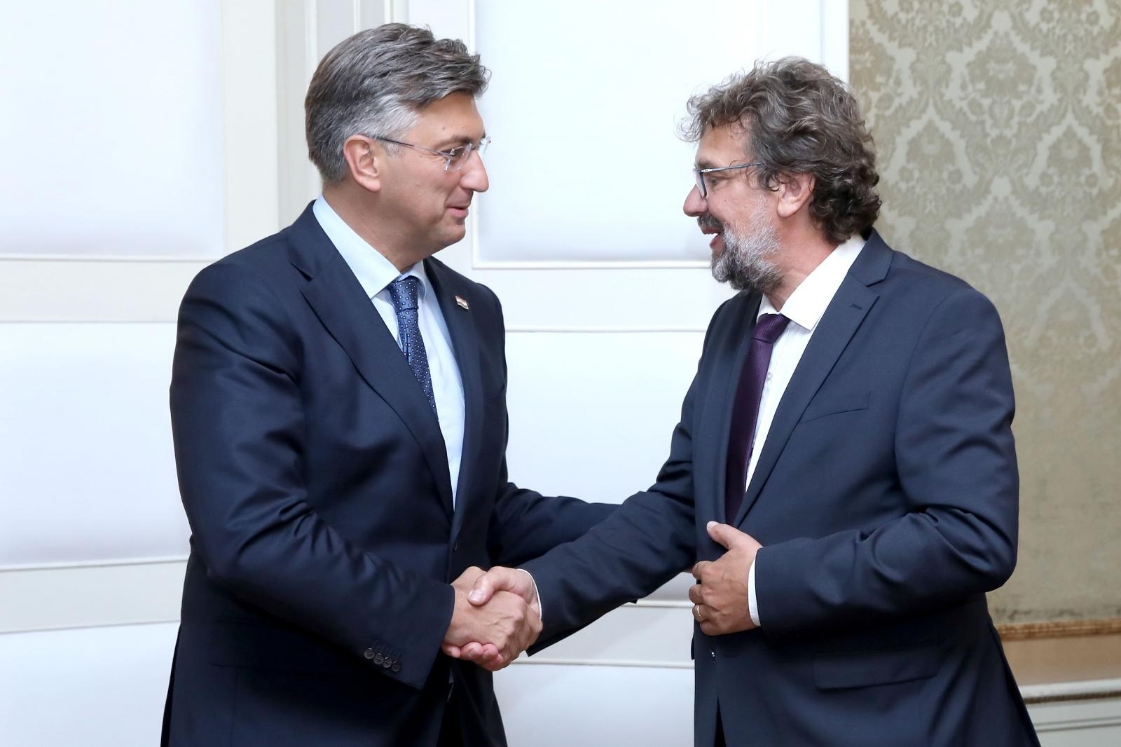12.09.2019., Zagreb - Predsjednik Vlade Andrej Plenkovic primio je u Banskim dvorima predstavnike hrvatske nacionalne manjine u Republici Srbiji predsjednika Demokratskog saveza Hrvata u Vojvodini Tomislava Zigmanova, predsjednicu Hrvatskog nacionalnog vijeca u Republici Srbiji Jasnu Vojnic i predsjednika Izvrsnog odbora Hrvatskog nacionalnog vijeca Lazara Cvijina. 
Uz predsjednika Vlade sastanku su nazocili drzavni tajnik Sredisnjeg drzavnog ureda za Hrvate izvan Republike Hrvatske Zvonko Milas te drzavna tajnica u Ministarstvu vanjskih i europskih poslova Zdravka Busic.
Photo: Patrik Macek/PIXSELL
