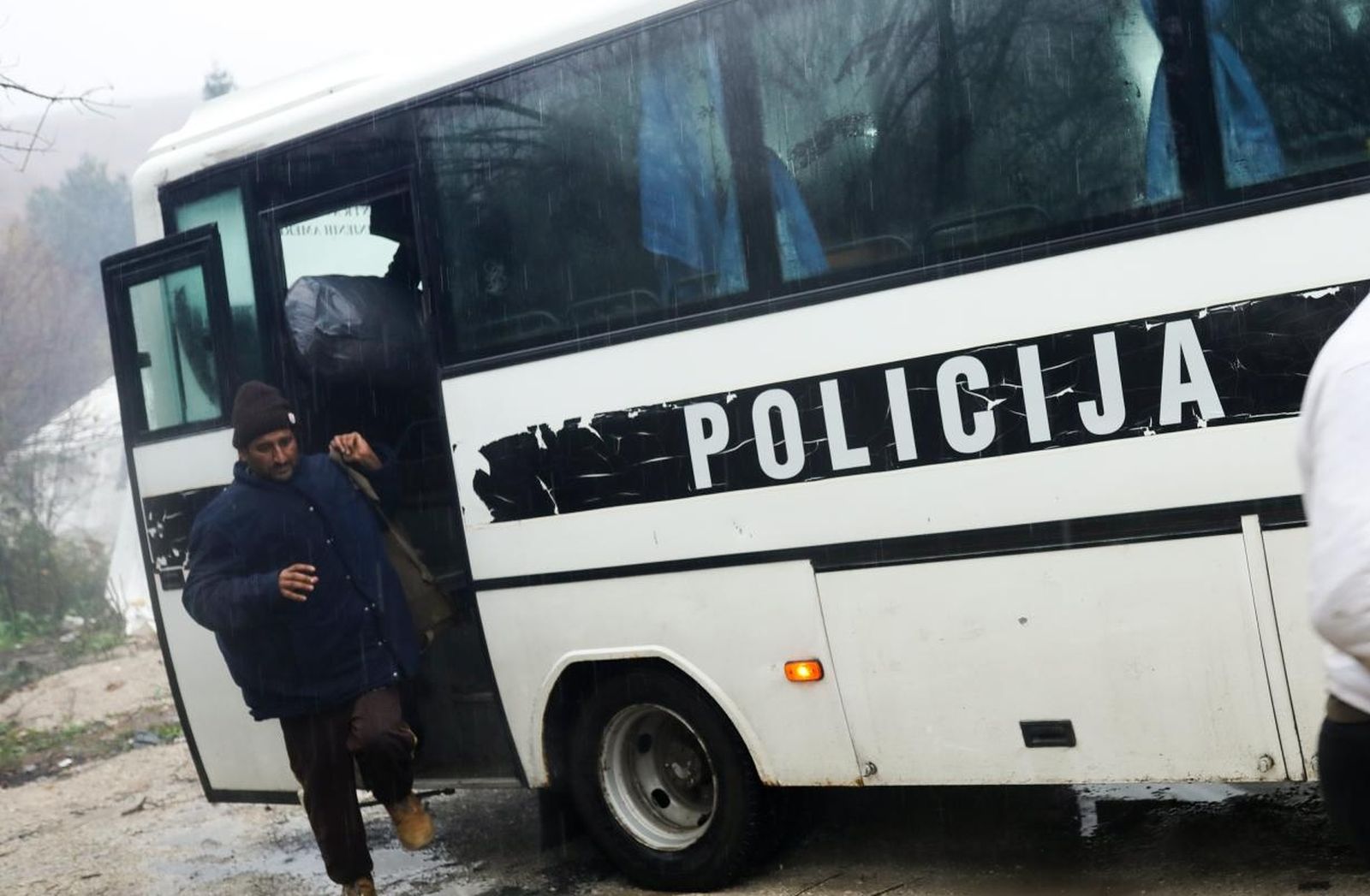 12.11.2019., Bihac, Bosna i Hercegovina - Kisa koja pada gotovo cijeli dan skoro je unistila kamp Vucjak u kojem trenutno boravi oko 1000 migranata. Taj broj se stalno povecava jer nove migrante policija konstantno dovodi u kamp.
Photo: Armin Durgut/PIXSELL