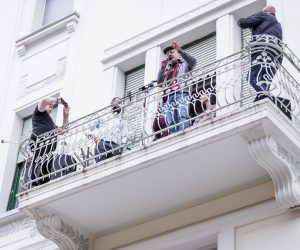 13.05.2021., Split - Zavrsno obracanje kandidata za gradonacelnika Splita Sinise Vuce s balkona zgrade 
Photo: Milan Sabic/PIXSELL