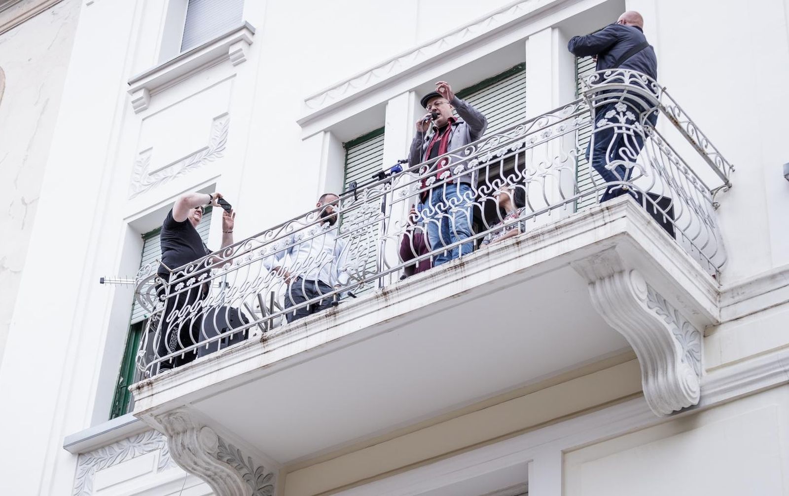 13.05.2021., Split - Zavrsno obracanje kandidata za gradonacelnika Splita Sinise Vuce s balkona zgrade 
Photo: Milan Sabic/PIXSELL