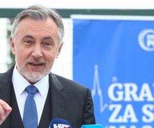14.05.2021., Zagreb - Miroslav Skoro, kandidat za gradonacelnika Zagreba, odrzao sa suradnicima konferenciju za medije na temu: "Placa li Grad Zagreb odvodnju deset puta vise od potrebnog?"
Photo: Matija Habljak/PIXSELL