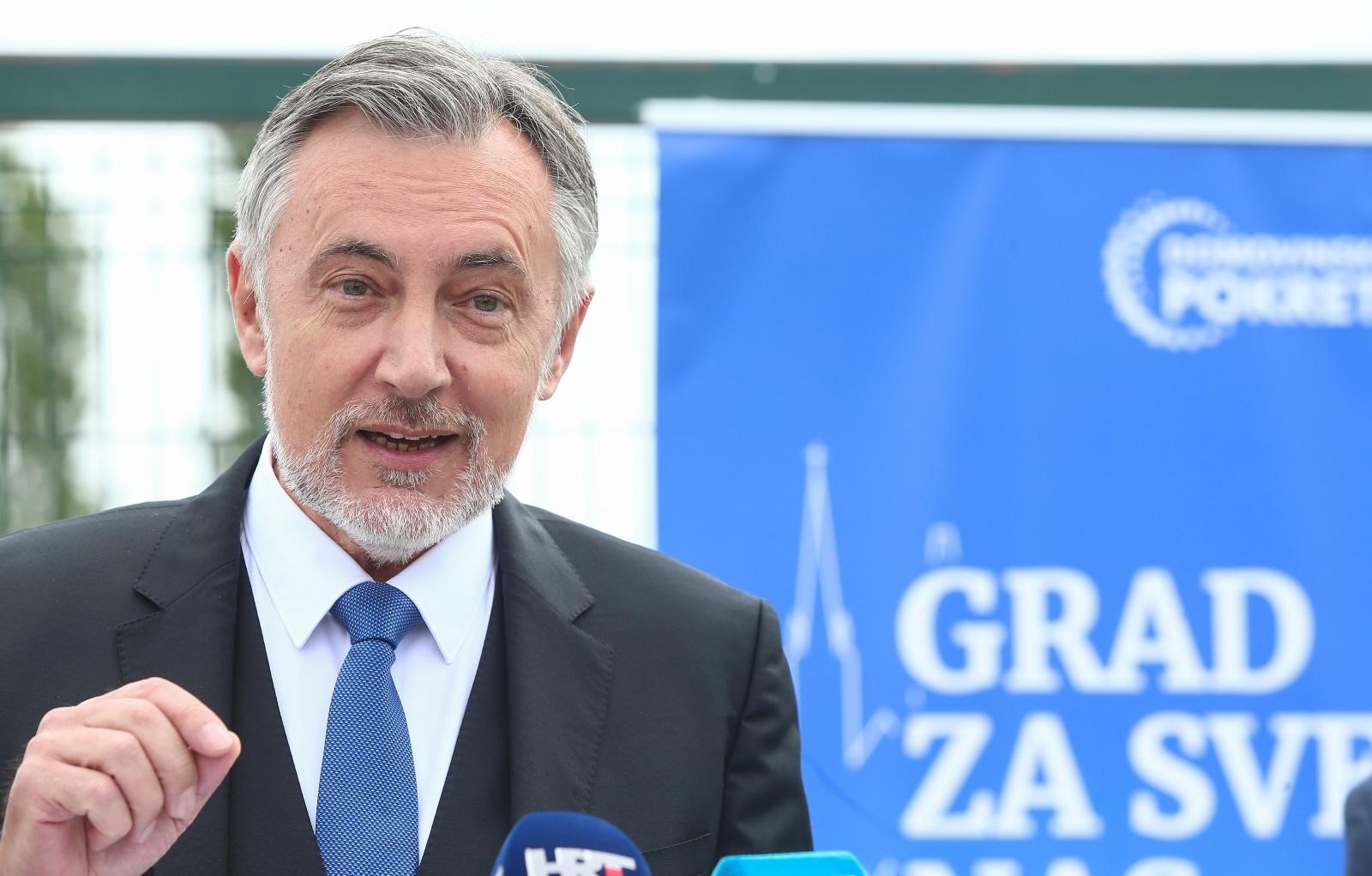14.05.2021., Zagreb - Miroslav Skoro, kandidat za gradonacelnika Zagreba, odrzao sa suradnicima konferenciju za medije na temu: "Placa li Grad Zagreb odvodnju deset puta vise od potrebnog?"
Photo: Matija Habljak/PIXSELL